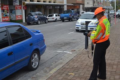 Parkeerbeamptes soek steeds oplossings